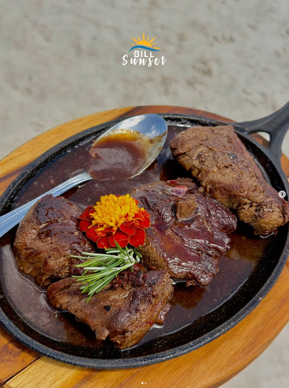 Carne servida na chapa com molho e ervas