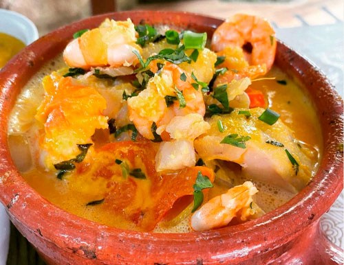 Moqueca de peixe e camarão servida na panela de barro
