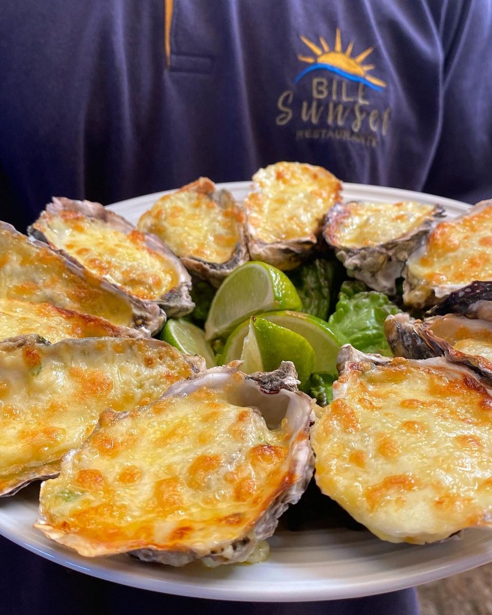 Ostras gratinadas servidas na concha