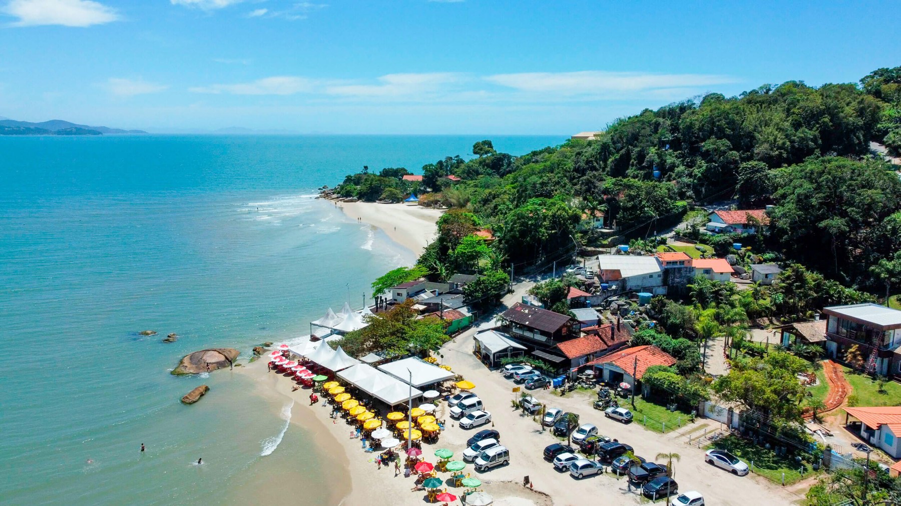 Vista aérea da Praia do Forte, com o mar e o Bill Sunset junto à areia