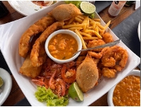 Sequência com camarões, peixe, acompanhamentos e molhos
